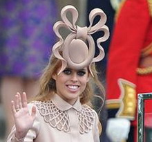 Шляпку принцессы Беатрис продали на eBay за $131,6 тыс